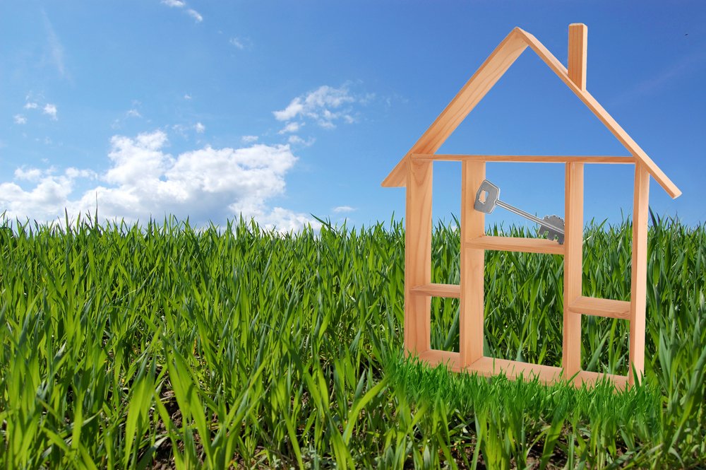 Construire un chalet en bois habitable sans permis représenter par une armature bois en forme de chalet posé au milieu d'un terrain neutre
